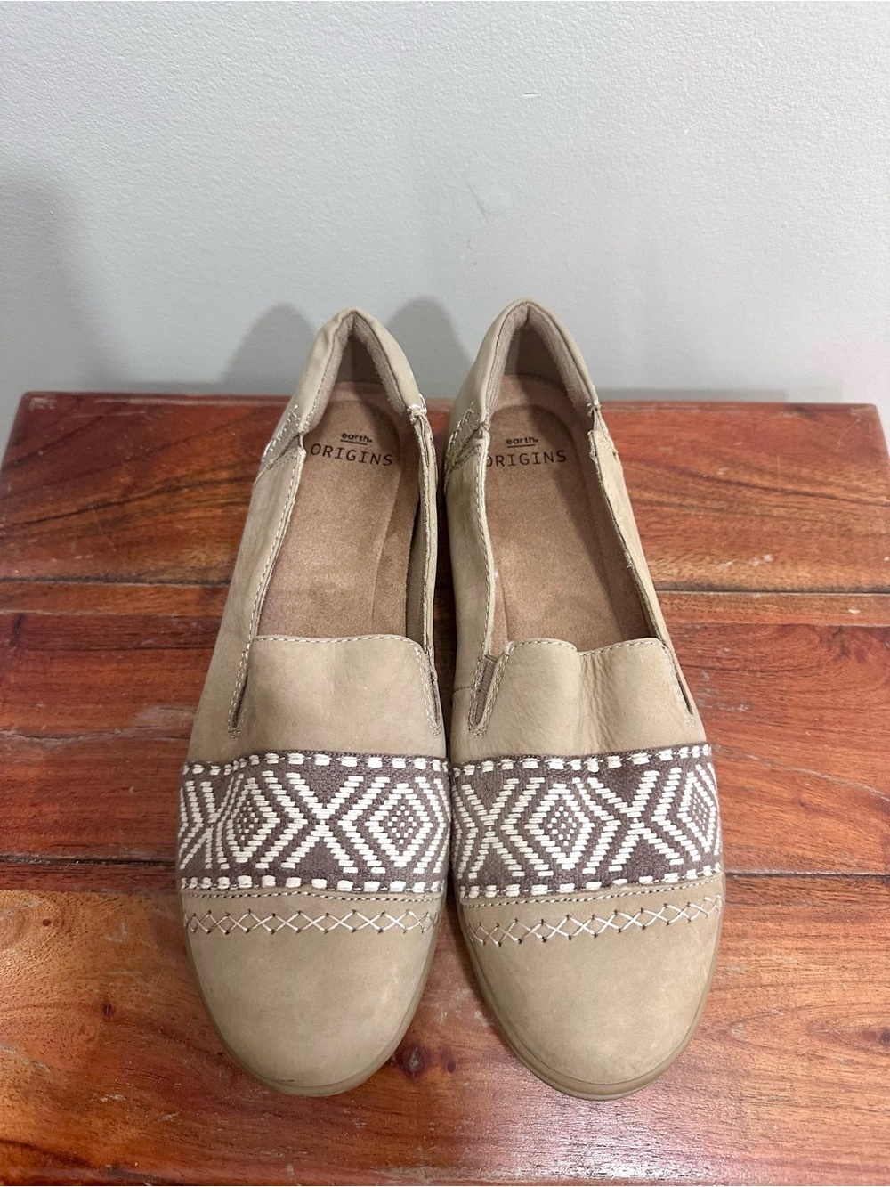 Earth Origins Bailey Embroidered Nubuck Slip Ons Size 10 - Picture 2 of 7
